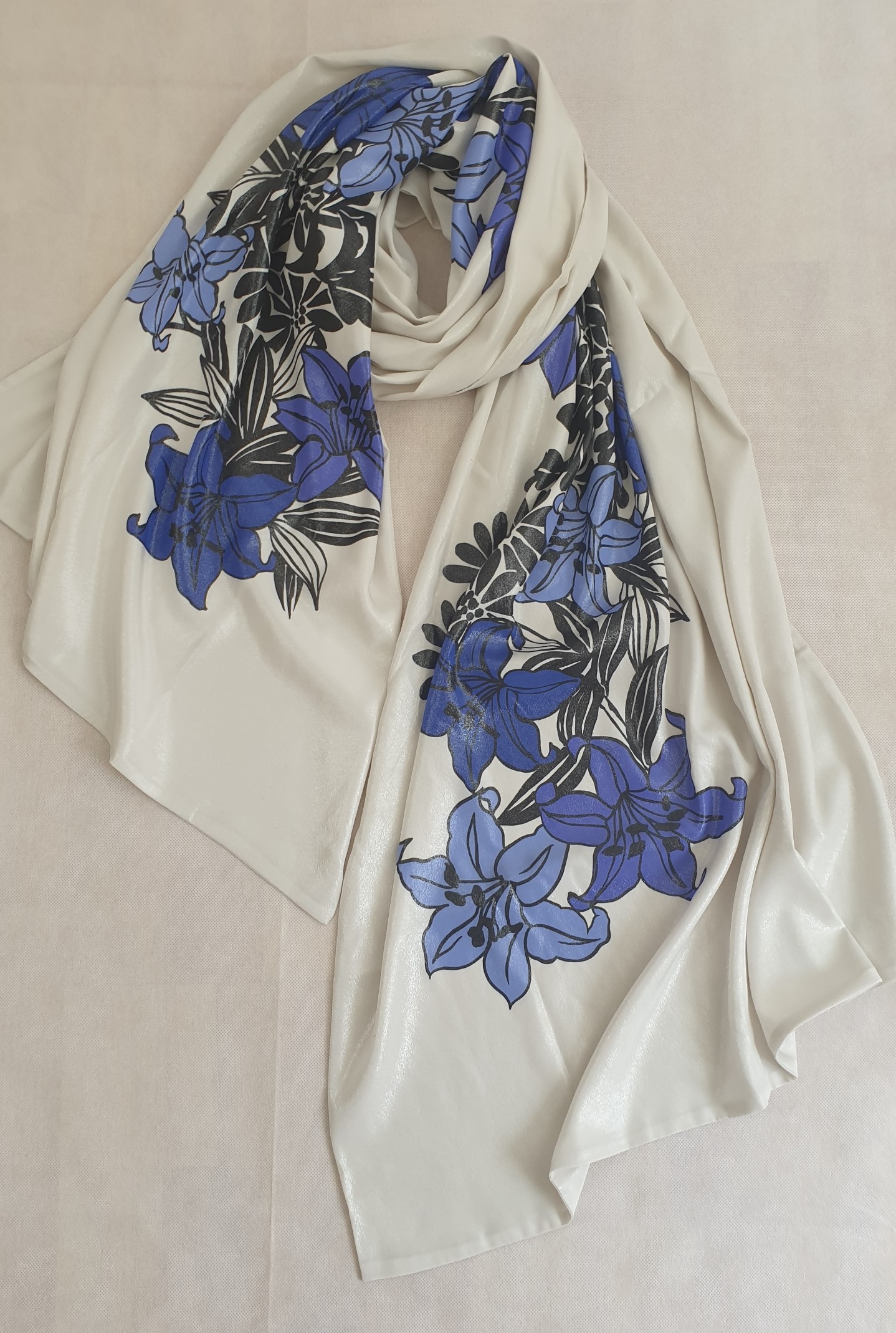 Hedvábná dvojitá šála - modré květy