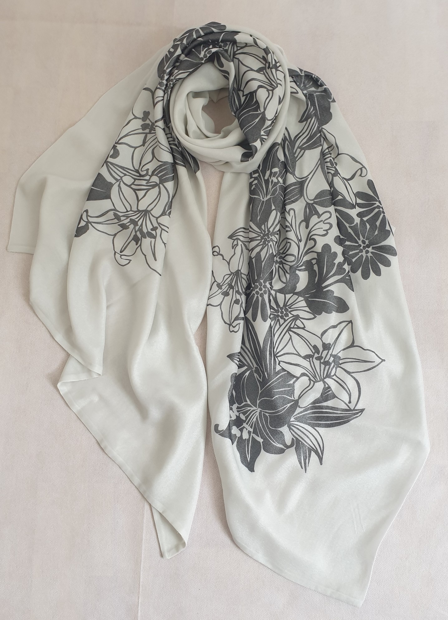 Hedvábná dvojitá šála - černé květy