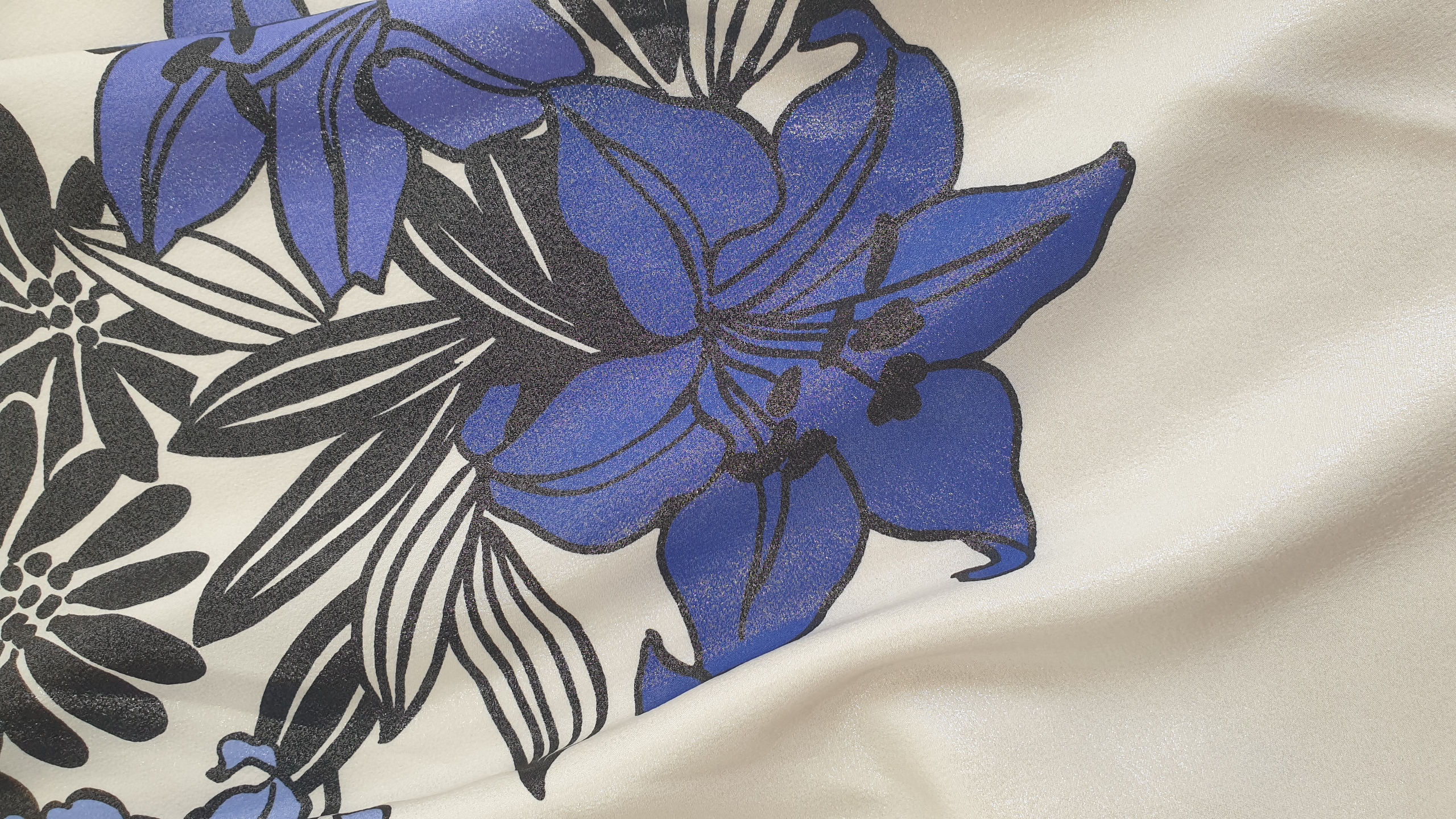 Hedvábná dvojitá šála - modré květy