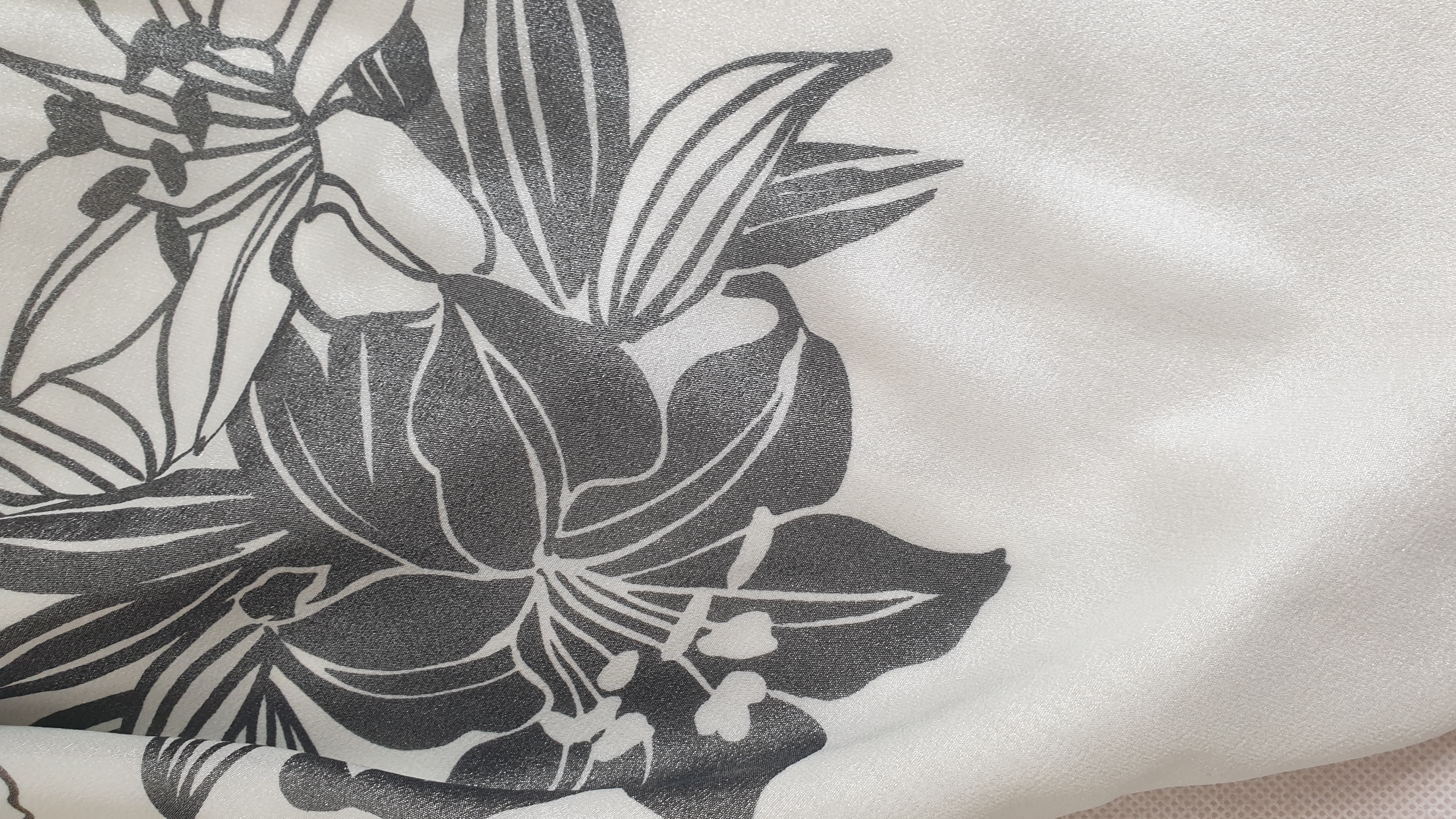 Hedvábná dvojitá šála - černé květy