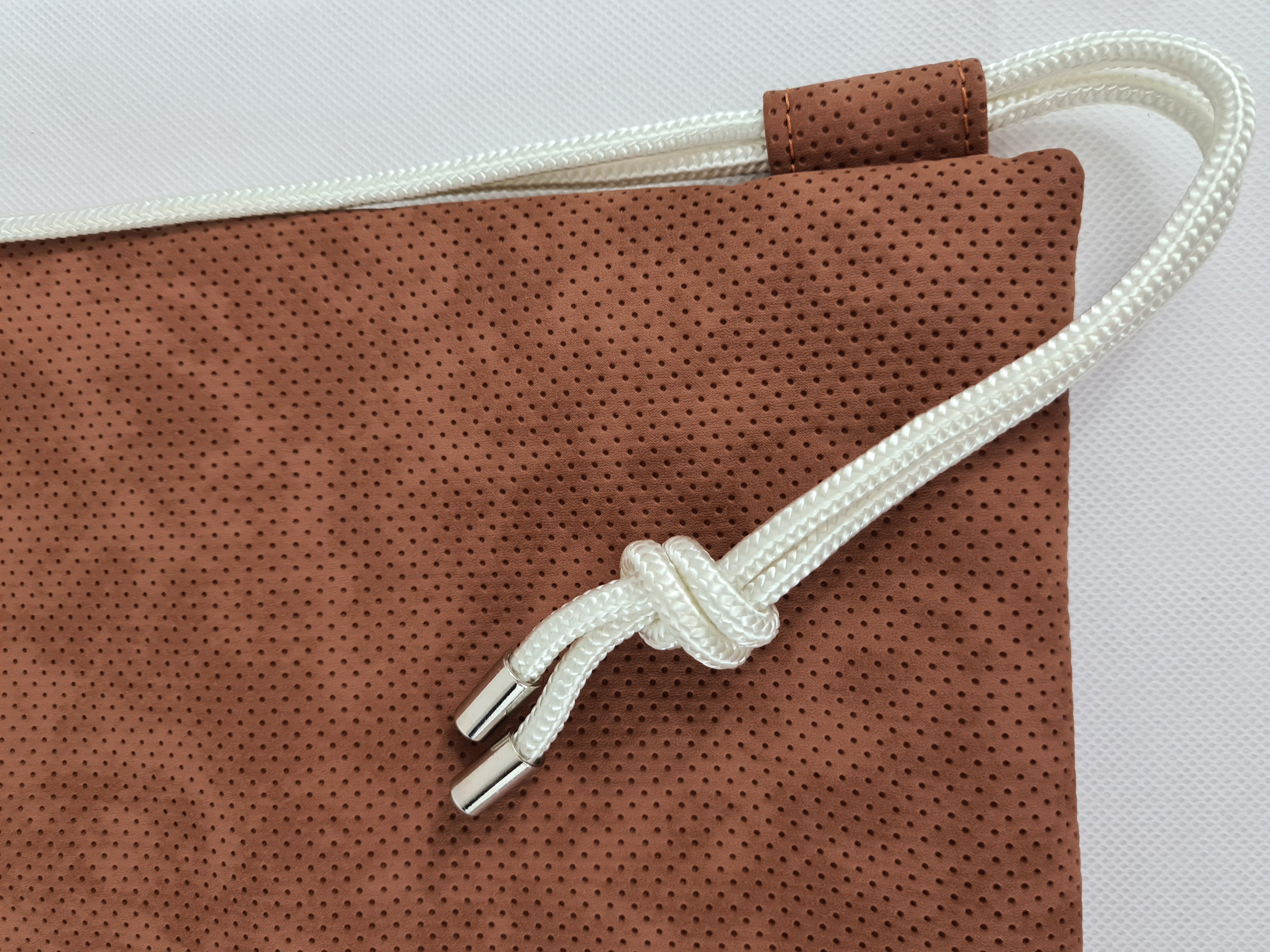 Vak - světle hnědý děrovaný