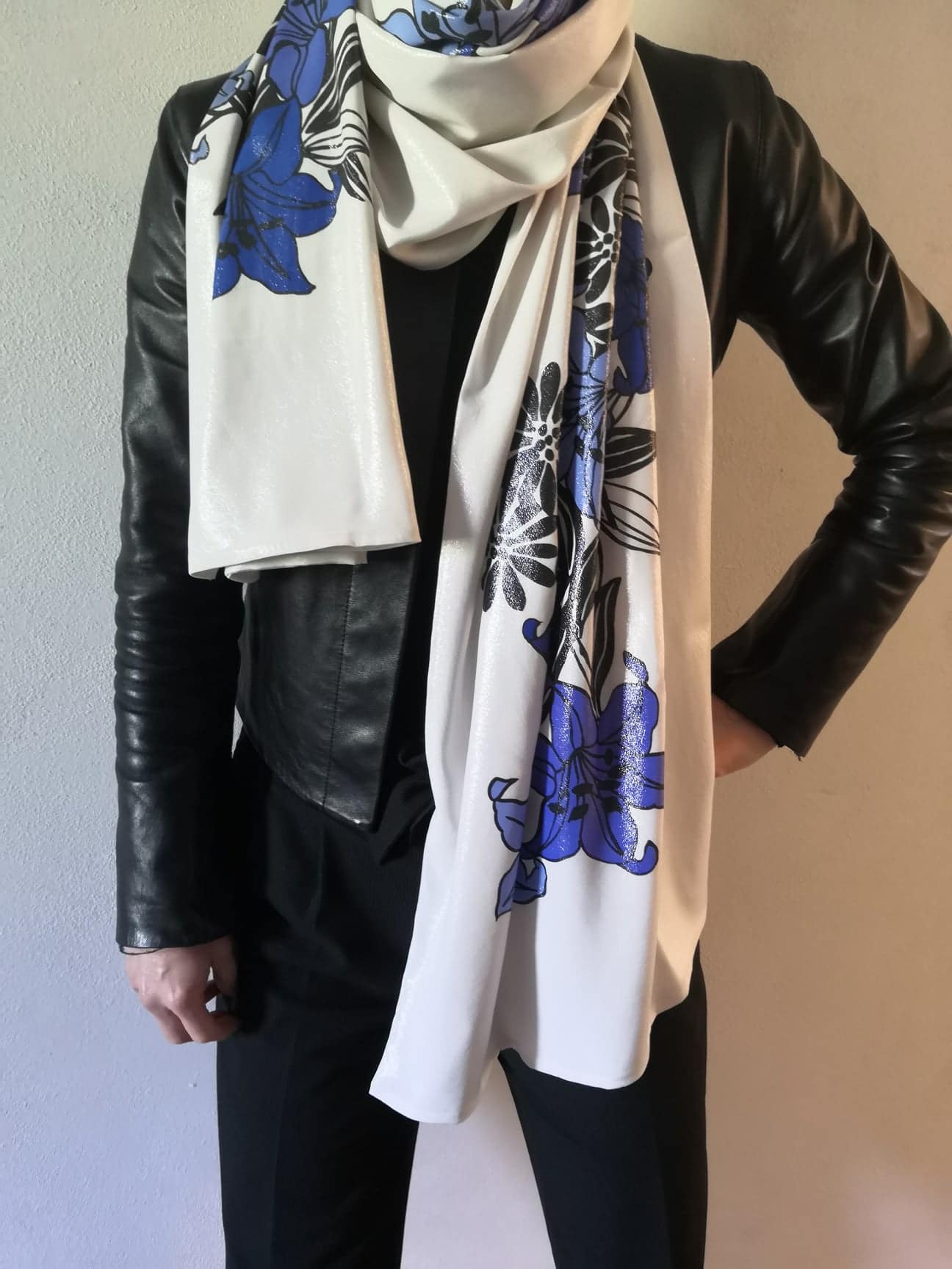 Hedvábná dvojitá šála - černé květy