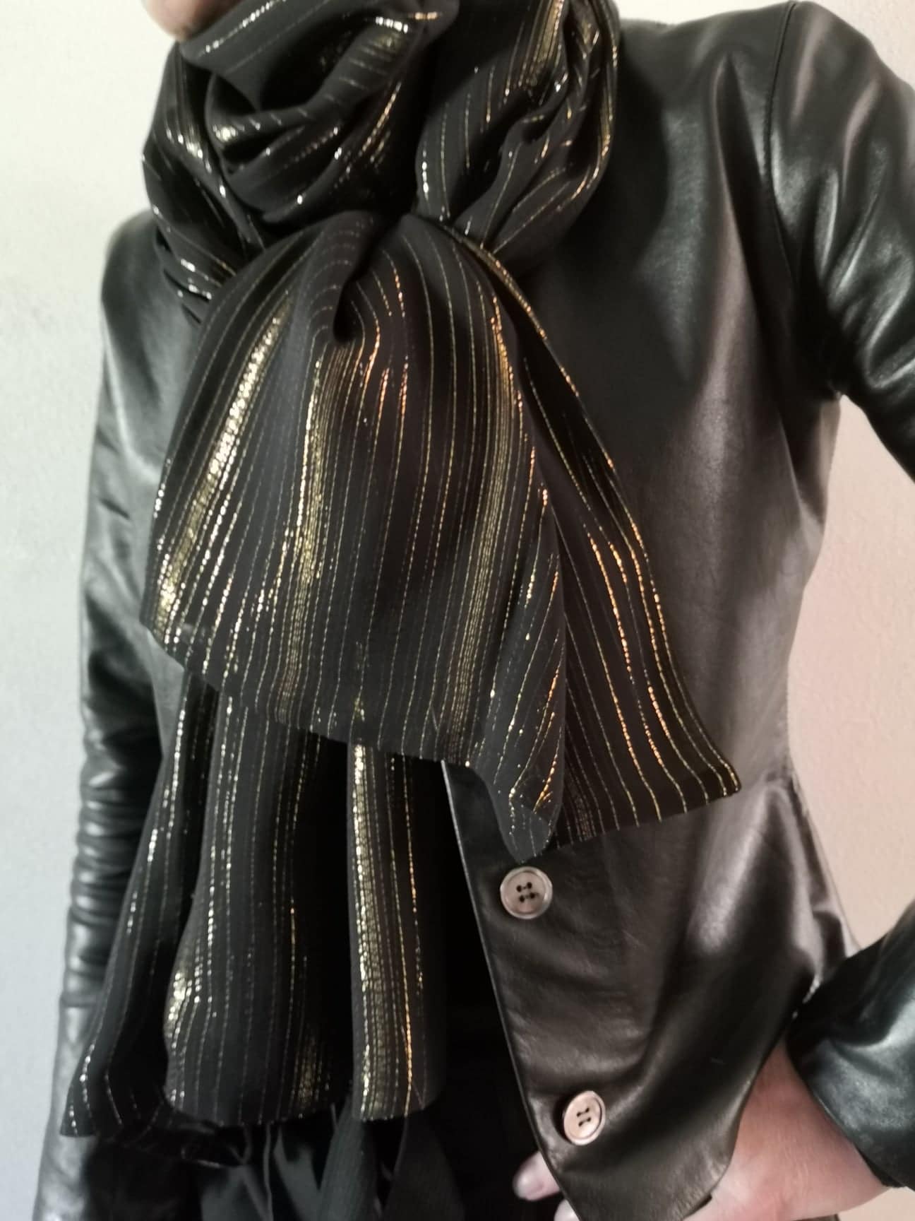 Hedvábná dvojitá šála - černo zlatá